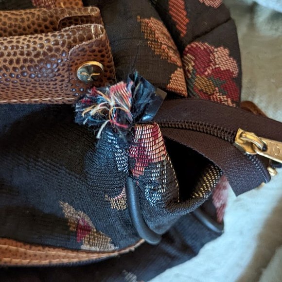 15% OFF  Vintage Floral Tapestry Duffel Bag  c 1980s - Picture 4 of 15